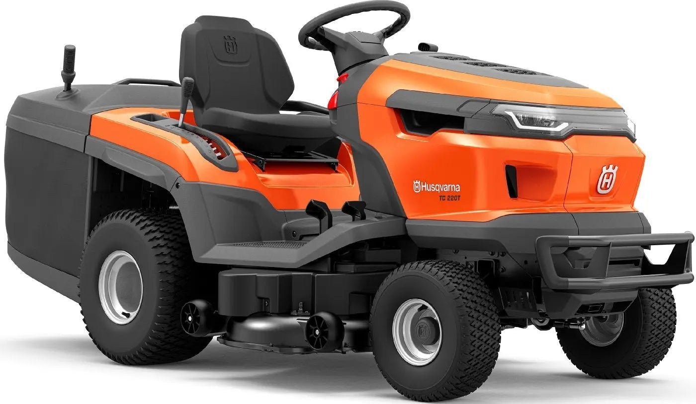 Husqvarna_TC_220T_20240812_436b60cc-81db-492d-b3ad-3bf99c8ad735-1-1.jpg Husqvarna Rasentraktor TC 220T, 108 cm Schnittbreite, 25,1 PS, Hydrostat, 350 L Fangkorb – Bild 1